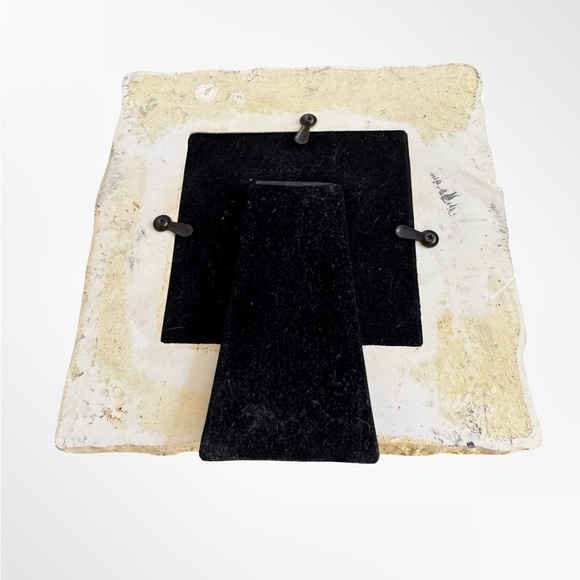 Leaf Patterned Stone Look Photo Frame - Picture 3 of 7